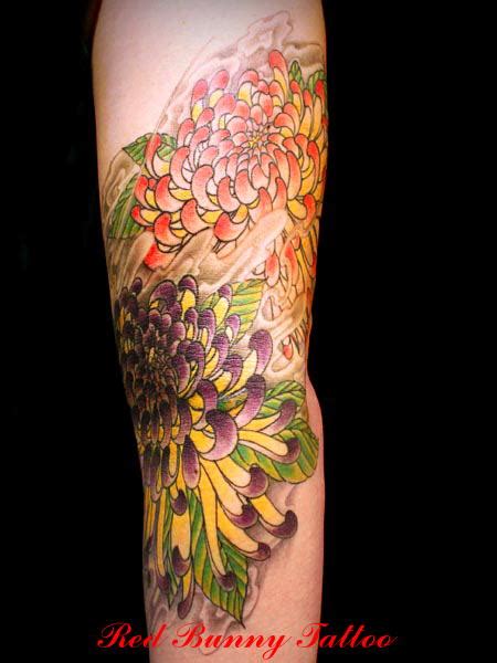 菊花刺青顏色|菊のデザインと意味 – Tifana Tattoo – 東京・渋谷のタトゥースタ。